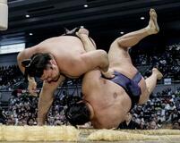 関脇霧島が豊昇龍破り首位守る