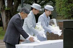 天皇ご一家 原爆碑に供花