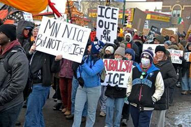 米、女性死亡で数万人が抗議デモ