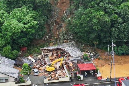 栃木県南部で記録的大雨、被害相次ぐ 足利の住宅倒壊現場に心肺停止の女性 住人夫婦と連絡取れず