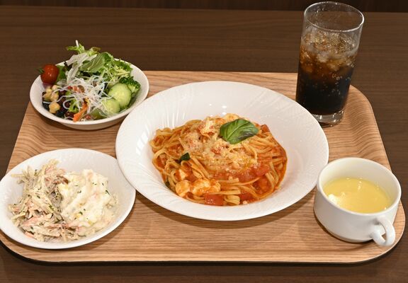 ドリンクバーセットを付けた「トマトと濃厚モッツァレラ」
