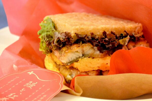 土用亭の「うなぎのティーライスバーガー」