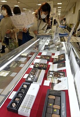 ずらりと並んだチョコレートを品定めする来店客＝23日午前11時50分、宇都宮市宮園町