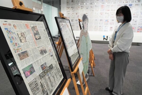 戦争体験談を伝える下野新聞など４地方紙の紙面展示＝２日午前、横浜市