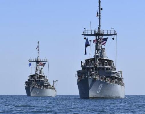 日本の近海で、機雷除去の訓練のため展開する米軍掃海艦「チーフ」（左）と「パイオニア」＝２０２０年４月（米軍提供・共同）