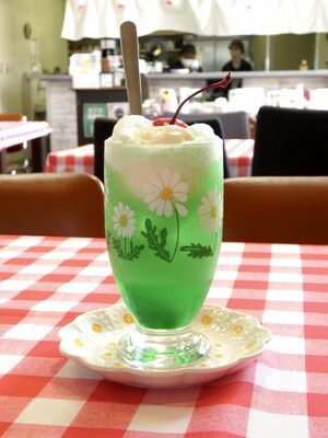 クリームソーダは昭和レトロなグラスに