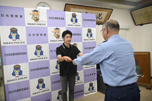 感謝状を受け取る長島さん