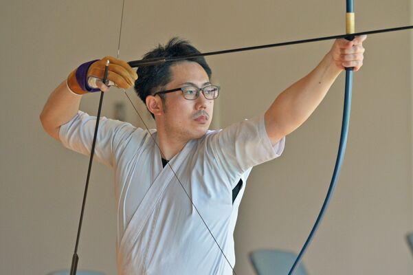 弓道で成年男子チームの一員として初の国体に挑む五十嵐さん＝８月２７日午後、ユウケイ武道館