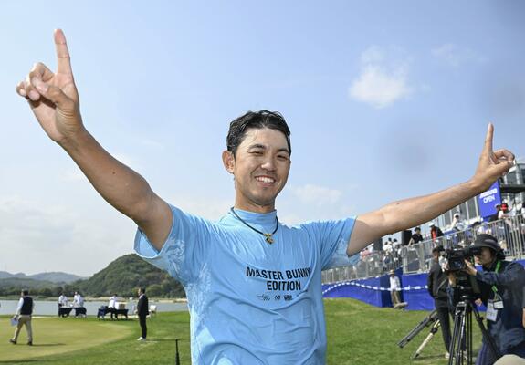 ツアー初優勝を果たし、笑顔でポーズをとる阿久津未来也＝ＪＦＥ瀬戸内海ＧＣ