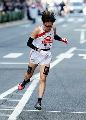 　５位でゴールする中大の吉中祐太＝東京・大手町