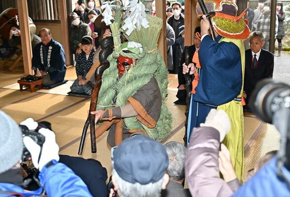 大勢の観衆が見守る中、責め棒で飯を強いて回る強力ら