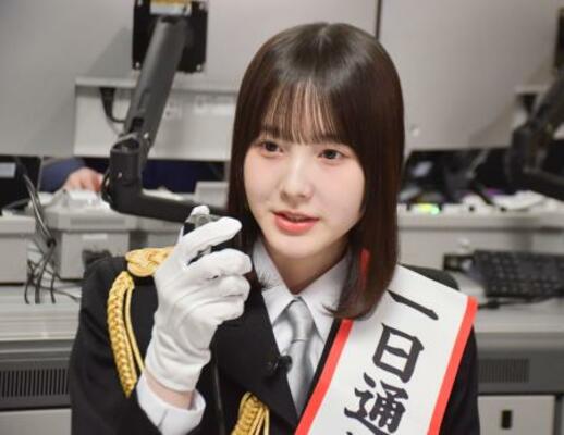 　警視庁の一日通信指令本部長に任命され、１１０番受理などを模擬体験する本田紗来さん＝１０日午前、警視庁本部