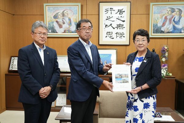 要望書を手渡した小藤副委員長（中央）