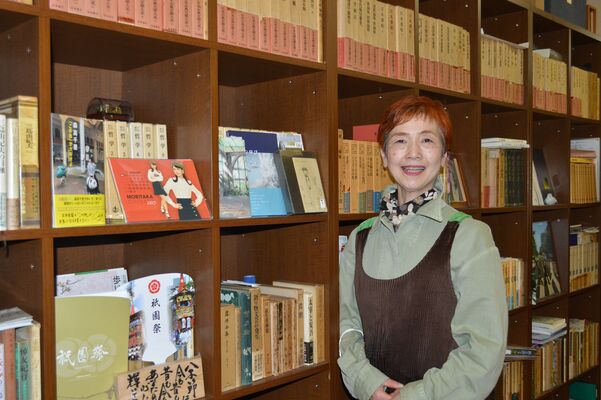 多くの書籍が並ぶ店内に立つ前澤さん