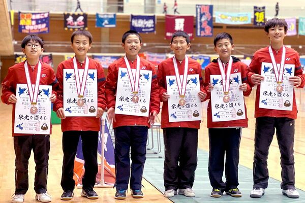 ３位に入り、賞状を手に笑顔を見せる本県男子のメンバー