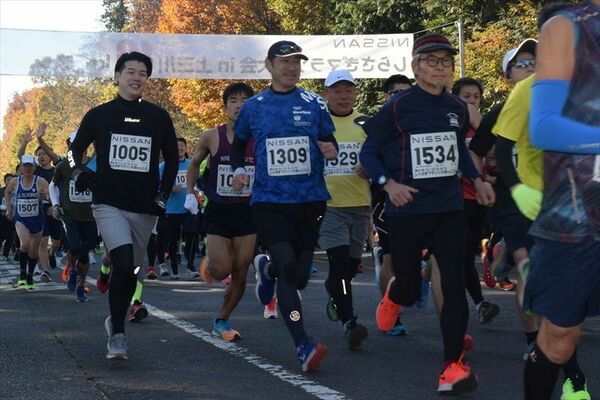 10キロ種目を走る参加者ら