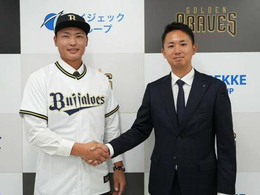仮契約を終えオリックスのユニホームに袖を通す三方（左）＝エイジェックスポーツ科学総合センター