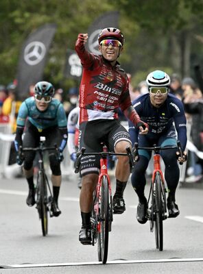 ゴールスプリントを制して優勝し、右手を突き上げて喜ぶ宇都宮ブリッツェンのフォン・チュンカイ（中央）＝井頭公園周辺特設コース
