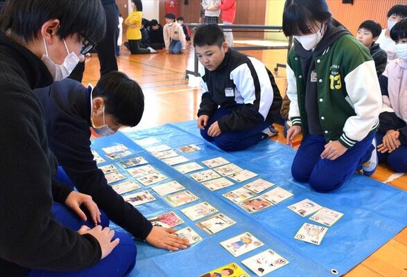 オリジナルかるたを使ってかるた大会を楽しむ大原間小の児童
