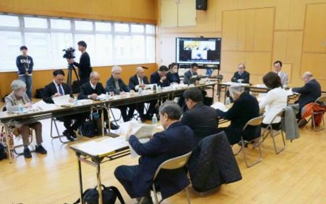 　展示の更新に関する中間報告が行われた長崎原爆資料館の運営審議会＝１９日午前、長崎市