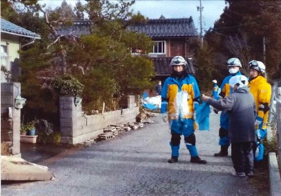 住民に要救助者の有無を確認する援助隊員ら＝４日、石川県珠洲市（県警提供）