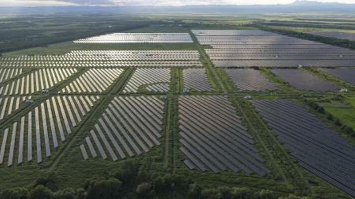 　釧路湿原周辺に建設された大規模太陽光発電所（メガソーラー）＝８月、北海道釧路町