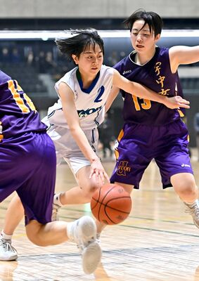 白鴎足利－宇中女・宇中央女子決勝リーグ　第４クオーター５分、白鴎足利の星野がドライブで仕掛ける