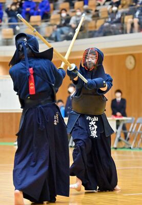 剣道女子個人決勝　小山の大河原（右）がメンを狙う＝ユウケイ武道館