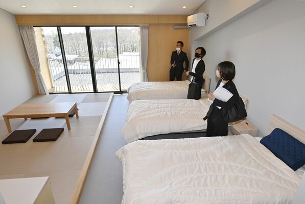ベッドが三つ並び、ゆったりとした宿泊室