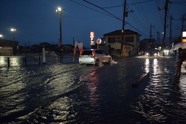 栃木市中心部の冠水現場＝２６日午後７時１５分、栃木市祝町