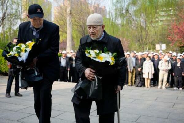 　日中戦争時の強制連行で犠牲になった中国人被害者の追悼式に臨む在日中国人２世・林伯耀さん（右）＝３１日、中国河北省石家荘市（共同）