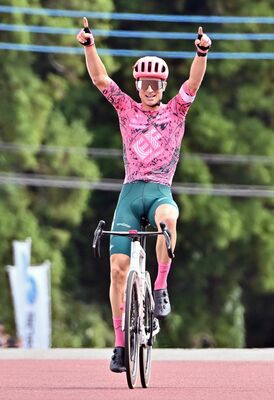 独走で優勝し喜ぶニールソン・パウレス（ＥＦエデュケーション・イージーポスト）＝宇都宮市森林公園周回コース
