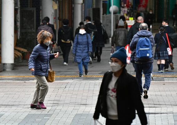 日中も冷え込んだ中、冬の装いで街中を行き交う人たち＝６日午前11時５分、宇都宮市江野町