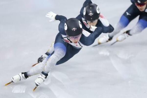 　公式練習で調整するショートトラック男子の宮田将吾（手前）＝３日、ミラノ