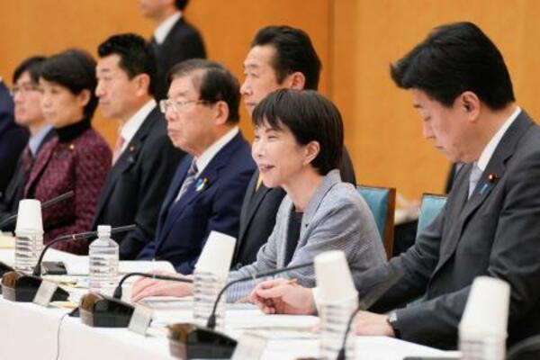 政府の男女共同参画会議であいさつする高市首相(右から2人目)=12日午後、首相官邸