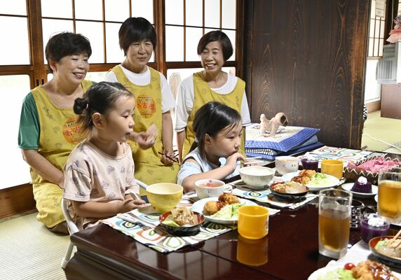 子ども食堂を開設した（後列左から）寺内さん、小泉さん、山田さん