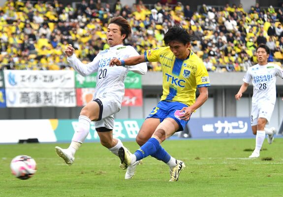 前半17分、栃木ＳＣのＦＷ山本（中央）がシュートを放つ＝カンセキスタジアムとちぎ