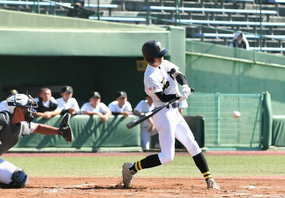 ７回、石橋の古谷が２点適時三塁打を放つ＝清原、内藤大地撮影