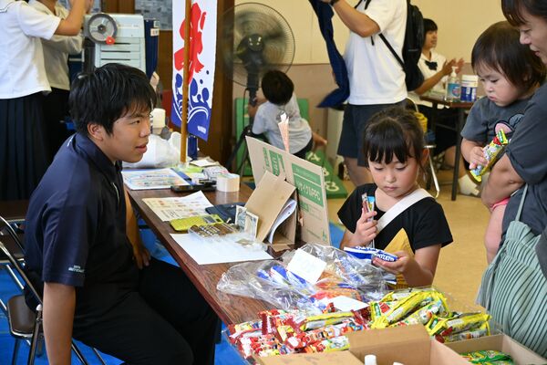 駄菓子を選ぶ子どもたち