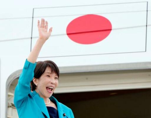 インド訪問を終え、ニューデリーのパラム空軍基地から帰国の途に就く高市首相=3日(共同)