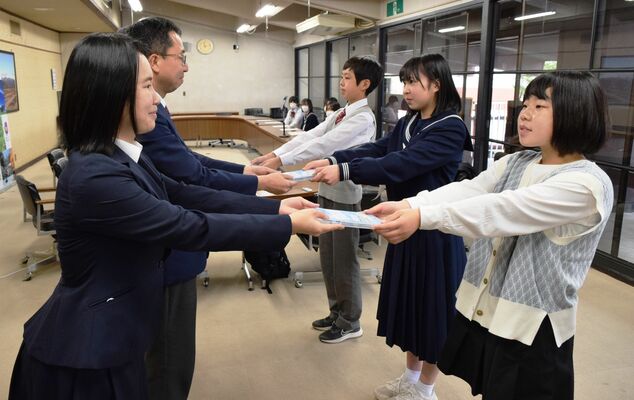 市役所で開かれた贈呈式