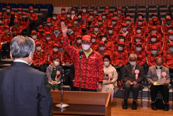 結団式で選手宣誓する薄井さん（中央）＝19日午後、宇都宮市野沢町