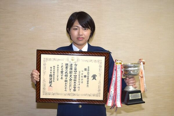 県警逮捕術大会で優勝した今市署の野澤優子巡査長