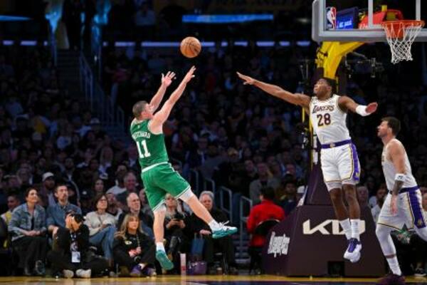 　セルティックス戦でプレーするレーカーズの八村塁＝２２日、ロサンゼルス（ＡＰ＝共同）