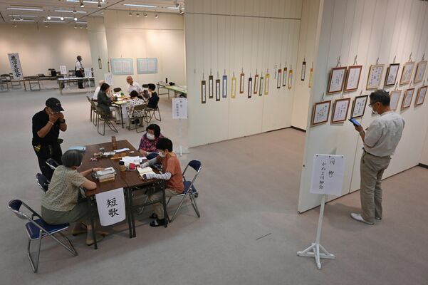 文芸作品が並ぶ会場。体験ブースも設けられている