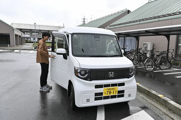 運転支援システム搭載のEVに乗り込む利用者