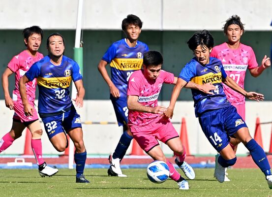 後半25分、栃木シティのＭＦ加藤（中央）が競り合う＝埼玉県の熊谷スポーツ文化公園陸上競技場