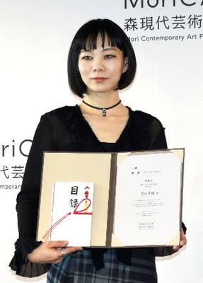 「森アートアワード」で初代グランプリに選ばれた片山真理さん=26日午前、東京・六本木