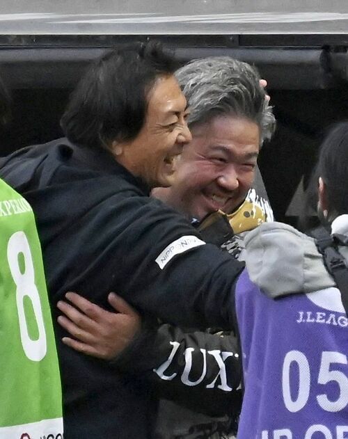 Ｊ２昇格が決まり、笑顔で抱き合う栃木シティの今矢監督（左）と大栗社長＝11月23日の長野戦から、ＣＦＳ、森田大地撮影