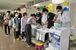 調剤体験に挑戦する子どもら